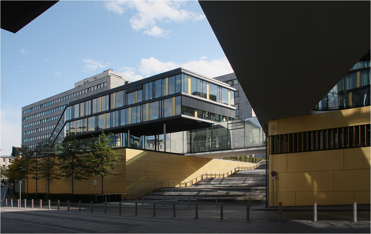 . AachenMünchener Direktionsgebäude in Aachen -

Blick zur Freitreppe.

Oktober 2014 (Matthias)