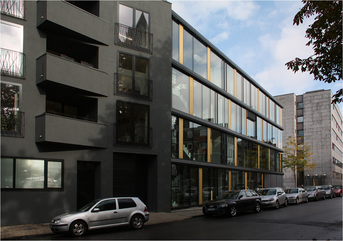 . AachenMünchener Direktionsgebäude in Aachen -

Fassade an der Aureliusstraße mit Altbau im Hintergrund.

Oktober 2014 (Matthias)