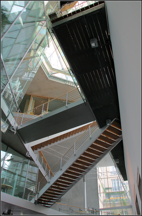 . Akademie der Künste Berlin -

Im Innern des Gebäudes befindet sich eine haushohe Halle mit mit querende Treppen, Stegen, schrägen Glasflächen die gewohnte Raumeindrücke sprengen.

August 2010 (Matthias)
