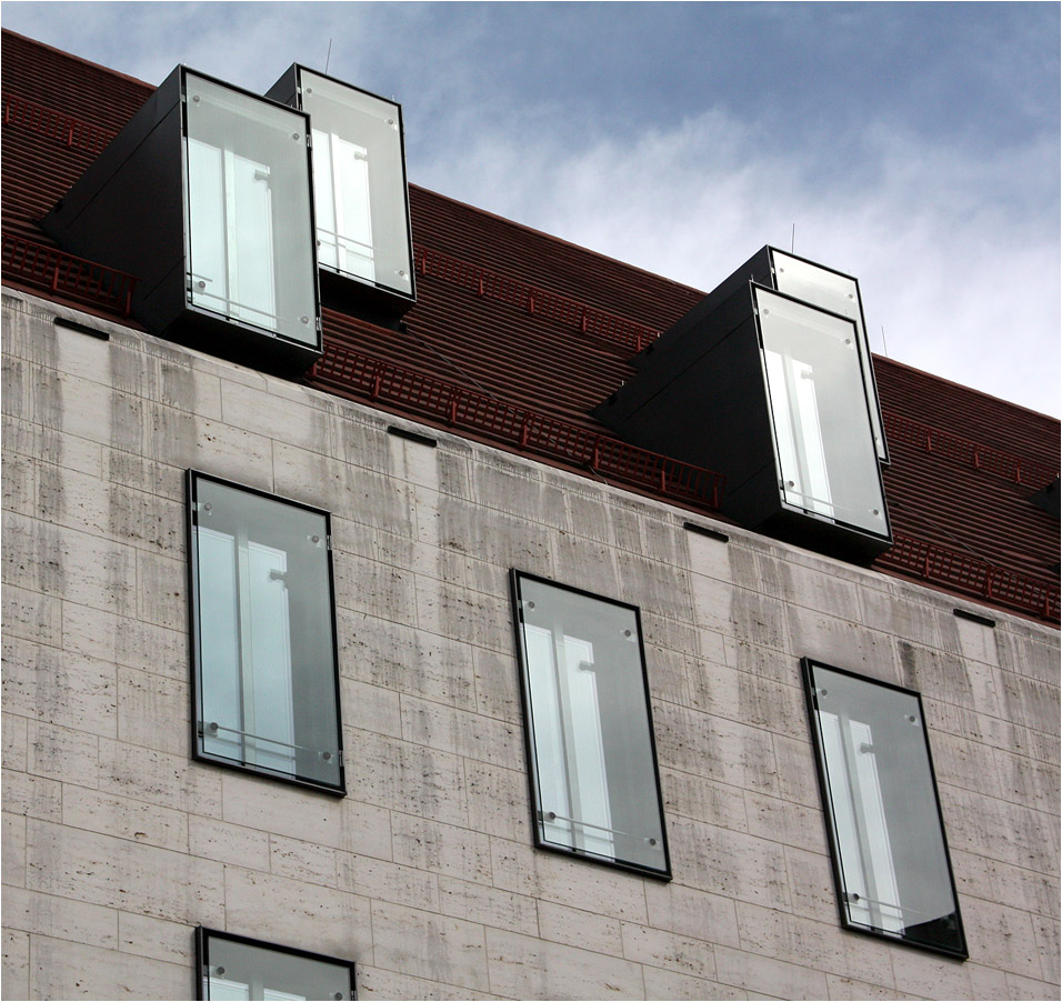 . Alter Hof in München -

Das Dach wurde mit modernen Gauben versehen. Es gibt aber auch Dachflächenfenster. Leider finden sich an der Natursteinfassade des Pfisterblock schon deutliche Verschmutzungen.

März 2015 (Matthias)