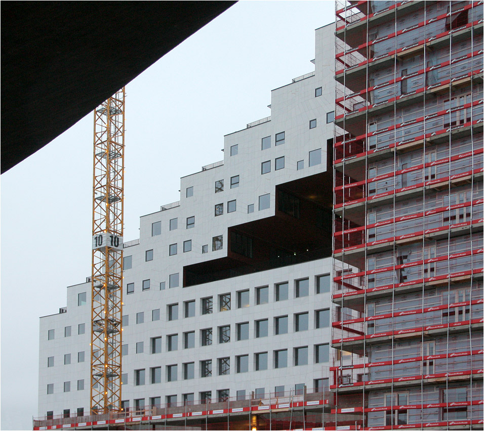 . Barcode-Areal in Oslo -

Das Gebäude B der DNB Nor ist im oberen Bereich in stufenförmig aufgelöst. Dort befinden sich Apartments. Die helle Fassade wird durch unterschiedliche quadratischen Fenster geprägt. Architekten waren hier a-lab Architekter aus Oslo. Fertigstellung: 2013/14.

http://a-lab.no/en/project/dnb/

Dezember 2013 (Matthias)