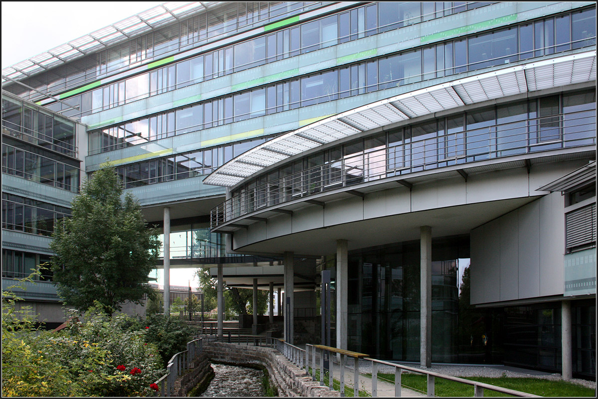 . Bürogebäude der LVA in Augsburg -

Blick von der Ostseite auf den Durchgang.

September 2014 (Matthias)