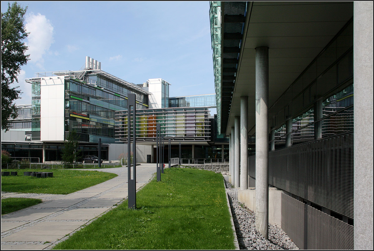 . Bürogebäude der LVA in Augsburg -

Blick von Süden zum Eingangsbereich, der in der Mitte der beiden Bauteile liegt.

September 2014 (Matthias)