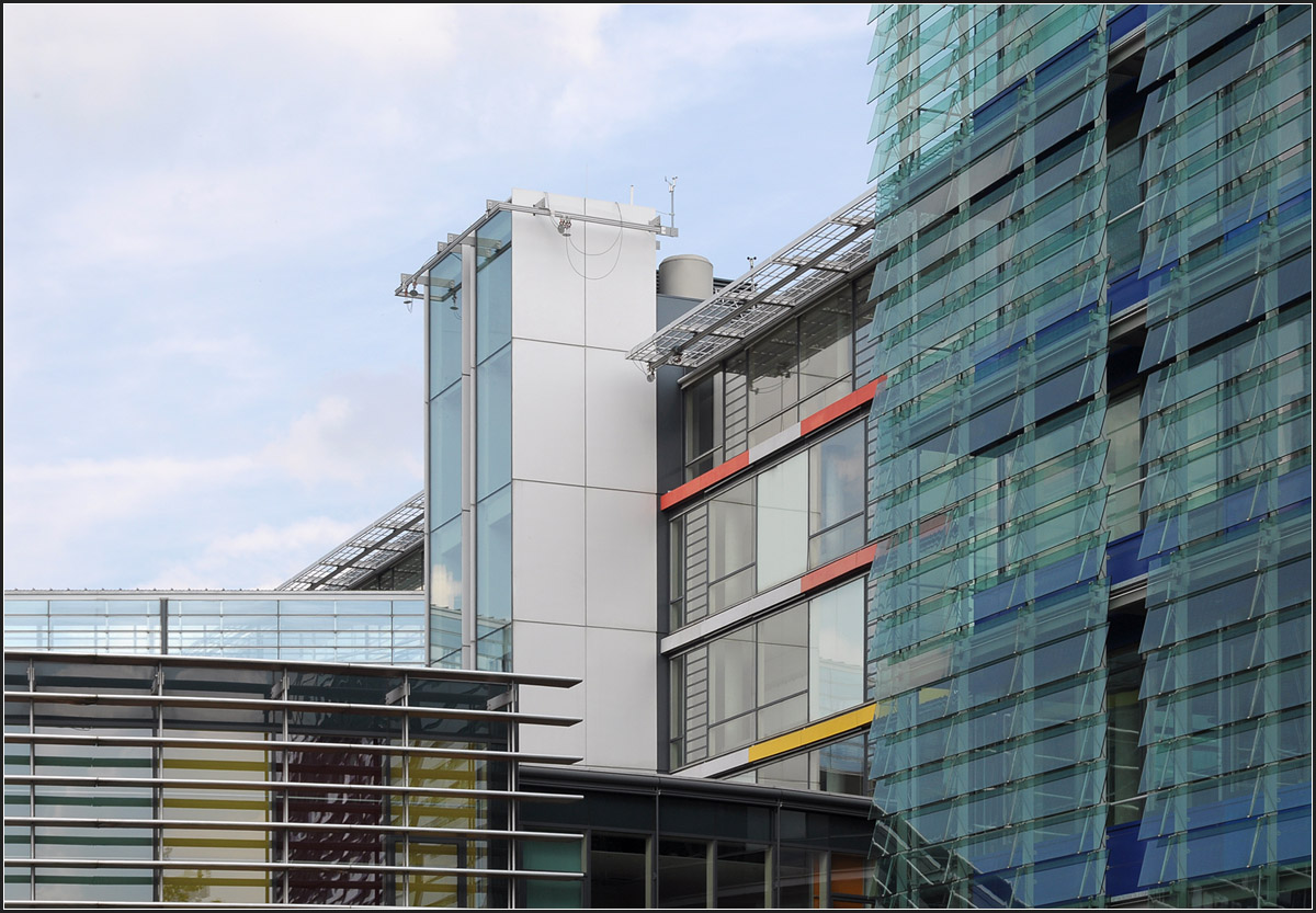 . Bürogebäude der LVA in Augsburg -

Unterschiedliche Elemente und Farben treffen bei den Fassaden aufeinander.

September 2014 (Jonas)