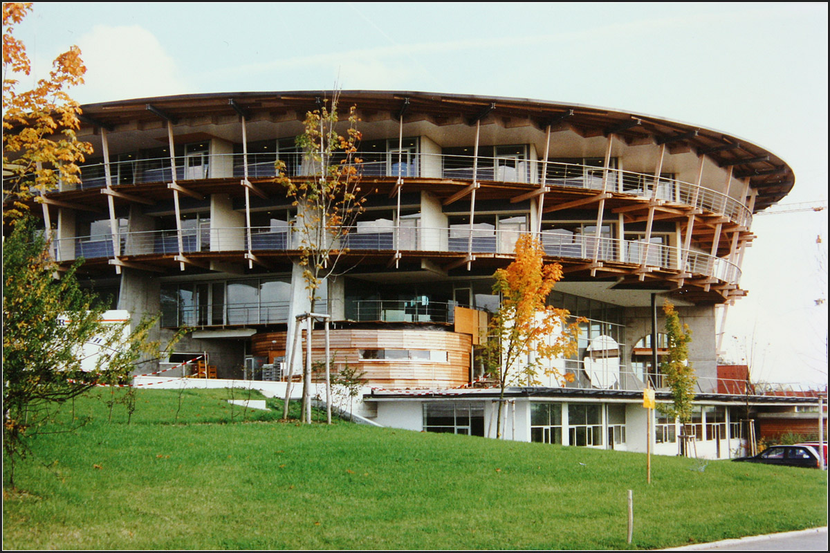 . Bürohaus für einen Software-Entwickler in Pliezhausen-Gniebel -

Im Innern des Rundbaues findet sich ein luftiges Atrium mit Glasdach.

Oktober 1995 (Matthias)