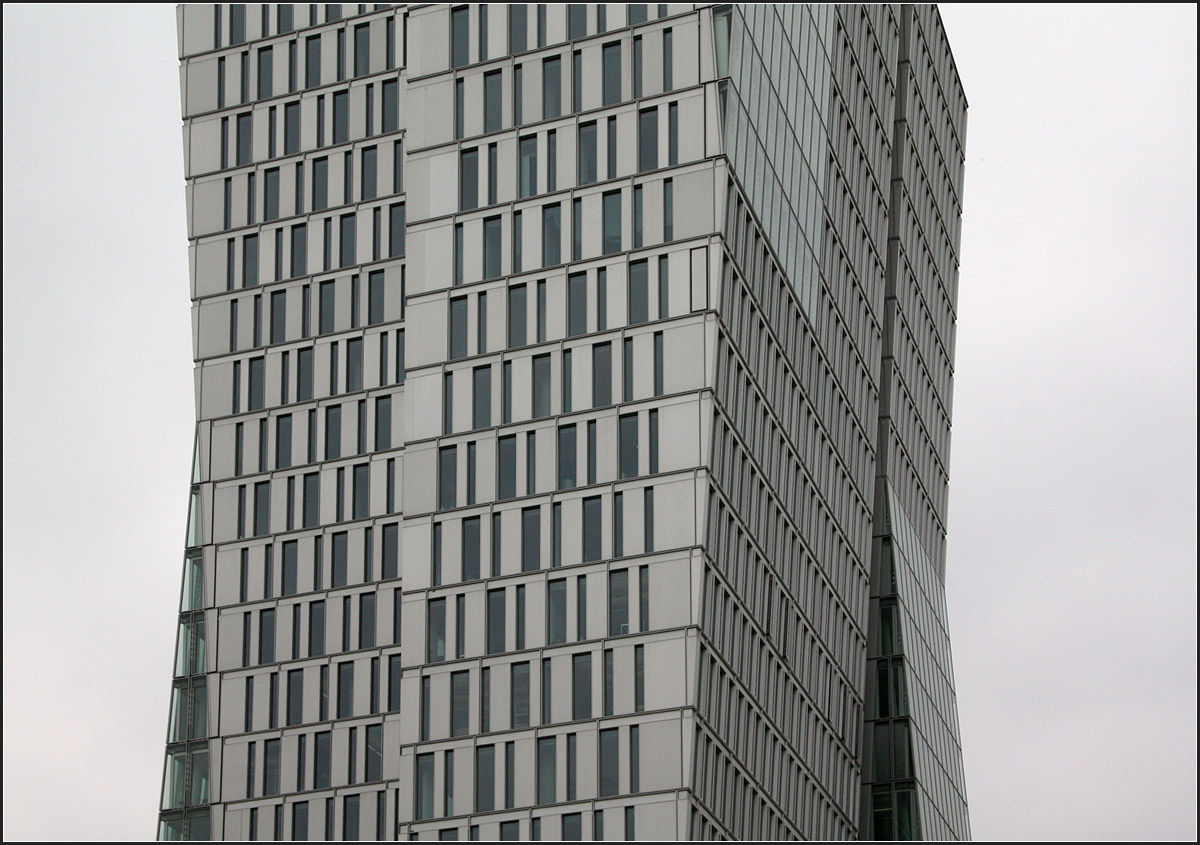 . Bürohochhaus 'Nextower' in Frankfurt am Main -

Teilansicht der Fassade mit den unterschiedlichen Schrägen.

September 2014 (Matthias)