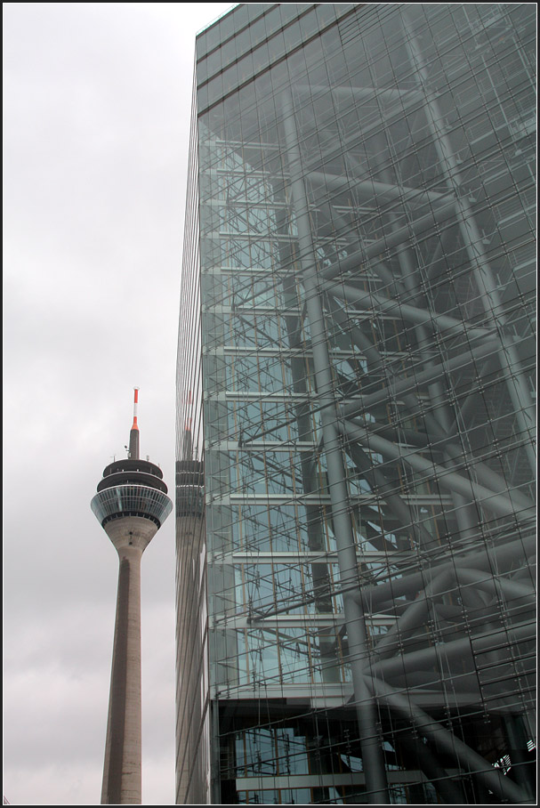 . Bürohochhaus 'Stadttor' in Düsseldorf -

Aus dieser Perspektive wirkt der doch um einiges höhere Rheinturm recht klein im Vergleich zum Stadttor.

März 2010 (Matthias)