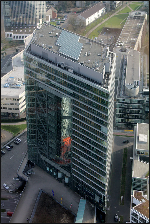 . Bürohochhaus 'Stadttor' in Düsseldorf -

Blick vom Rheinturm auf das Hochhaus.

März 2010 (Matthias)