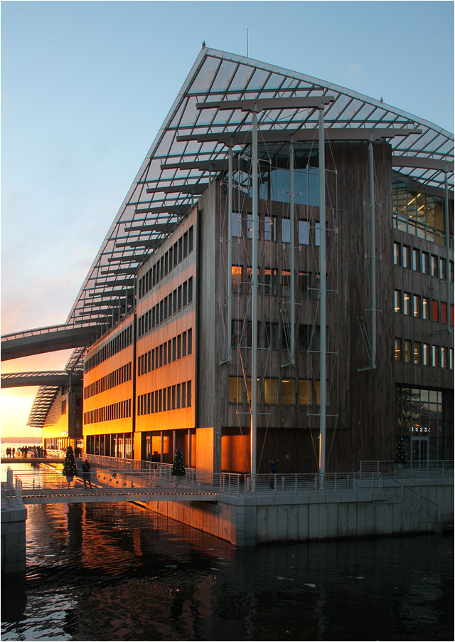 
. Das Astrup Fearnley Museet in Oslo -

Das Gebäude im Licht der schon Nachmittags untergehenden Dezembersonne.

Dezember 2013 (M)