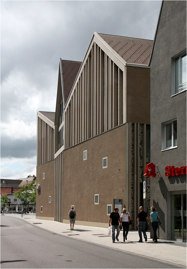 . Das Elsbethenareal in Memmingen -

Das Geschäftshaus am Schrannenplatz. Hier die Fassade entlang der Lindentorstraße. Das grau verputze Haus rechts, ein Ärzte- und Wohnhaus gehört ebenfalls zum Projekt.

Mai 2014 (Matthias)
