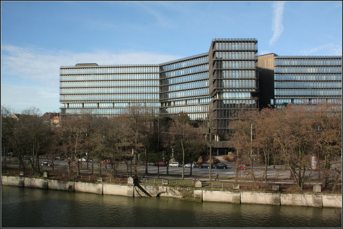 . Das Europäische Patentamt in München -

...steht direkt an der Isar, gegenüber dem Deutschen Museum.

Dezember 2012 (Matthias)