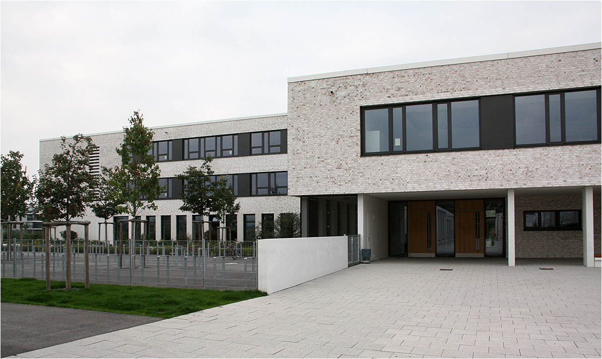 . Das Gymnasium in Frankfurt-Riedberg -

Westfassade gegenüber dem Jugendhaus.

September 2014 (Matthias)
