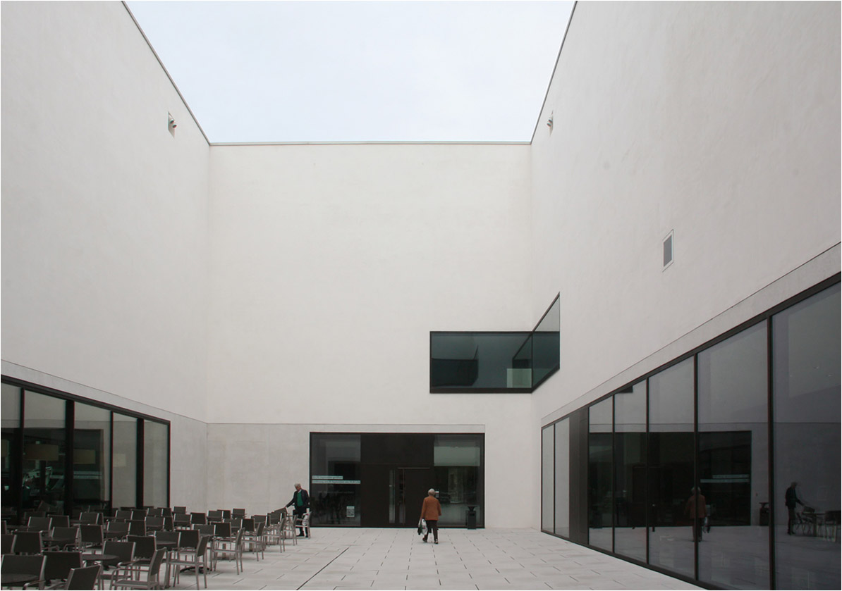 . Das LWL-Museum für Kunst und Kultur in Münster -

Vom Rothenburg her gelangt man zunächst in einen Patio. Links befindet sich das Museums-Café, rechts die Bibliothek.

Oktober 2014 (Matthias)