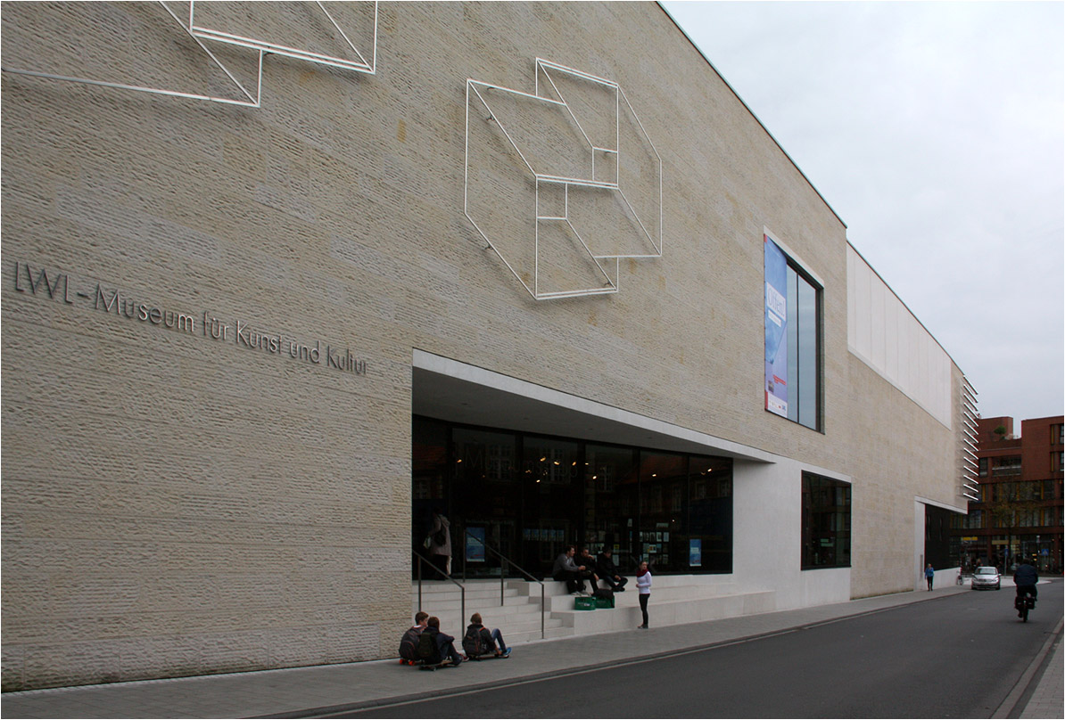 . Das LWL-Museum für Kunst und Kultur in Münster -

Westfassade entlang der Pferdegasse.

Oktober 2014 (Matthias)