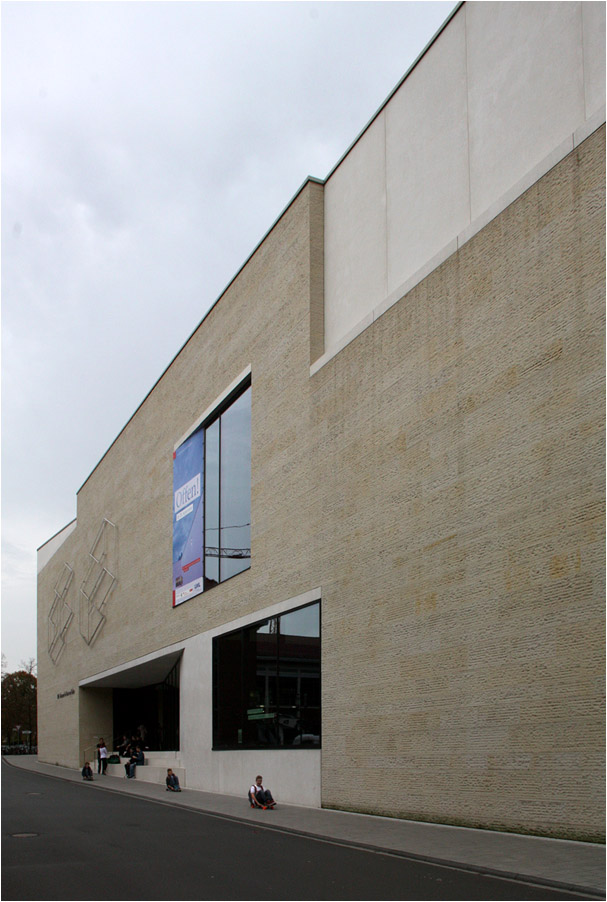 . Das LWL-Museum für Kunst und Kultur in Münster -

Die Fassade wurde zum Teil mit Sandsteinplatten verkleidet, andere Bereiche zeigen geschliffenen Sichtbeton. Große Fenster und Glasflächen lockern die Fassade auf.

Oktober 2014 (Matthias)