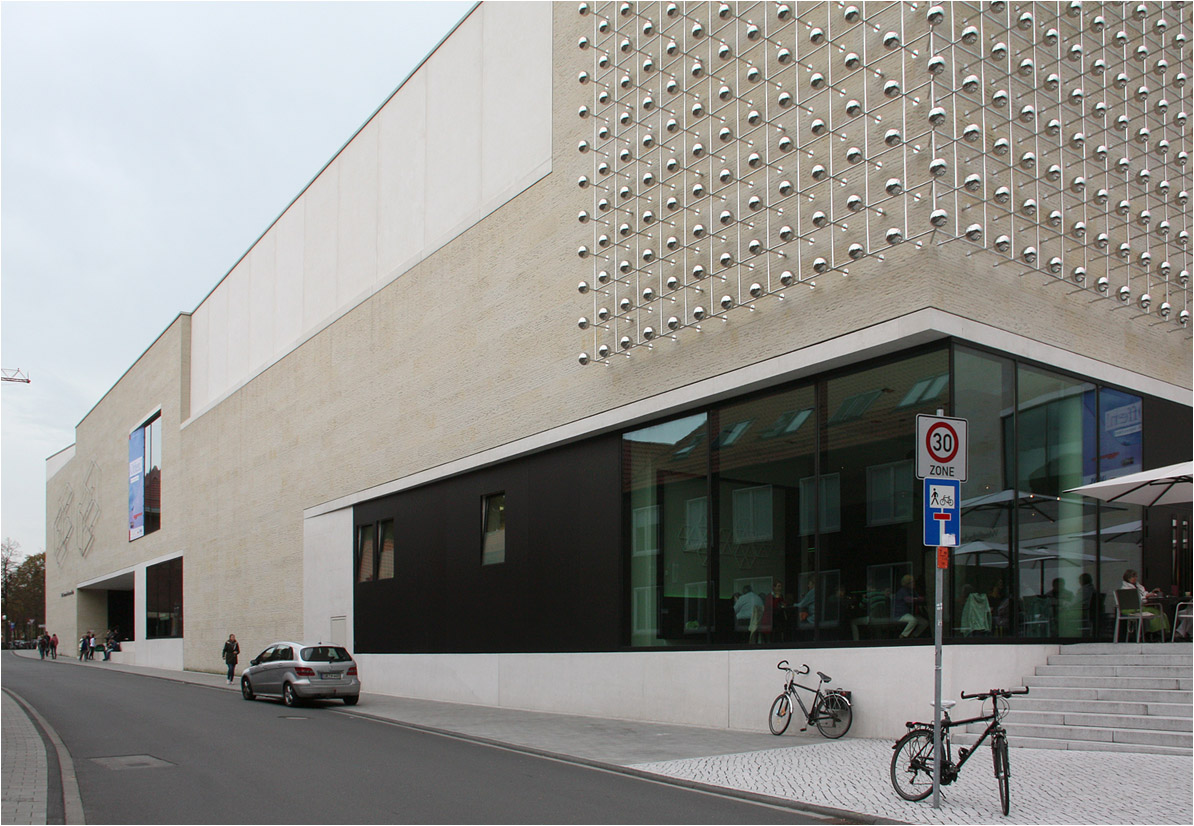 . Das LWL-Museum für Kunst und Kultur in Münster -

Die lange Fassade entlang der Pferdegasse.

Oktober 2014 (Matthias)
