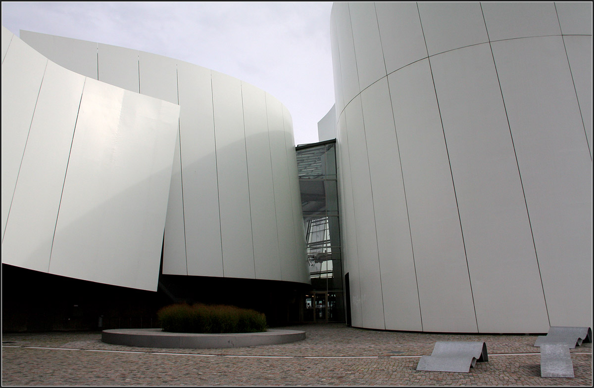 . Das Ozeaneum in Stralsund -

An der Westseite befindet sich ebenfalls ein Eingang im Einschnitt zwischen den gerundeten Ausstellungsbauteilen.

August 2011 (Matthias)