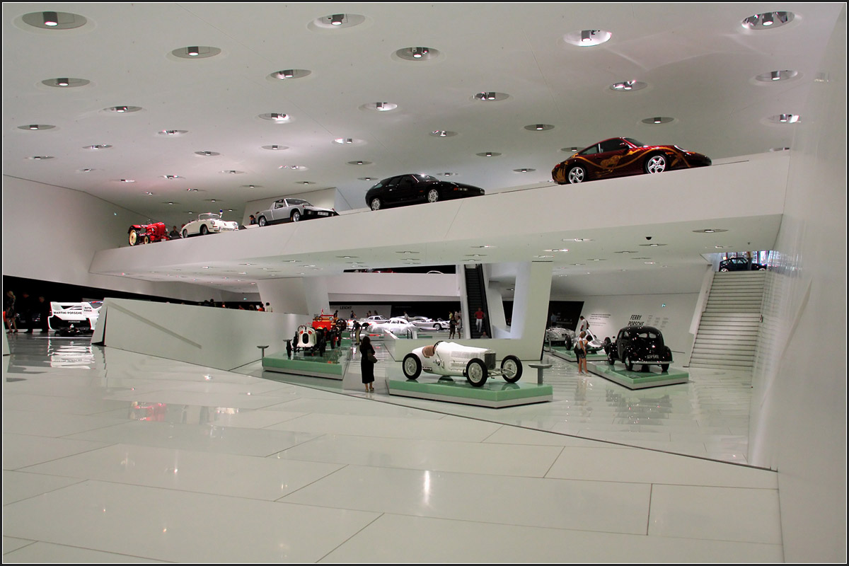 . Das Porschemuseum in Stuttgart-Zuffenhausen -

Der Innenraum ist weiß gehalten.

Juni 2009 (Matthias)