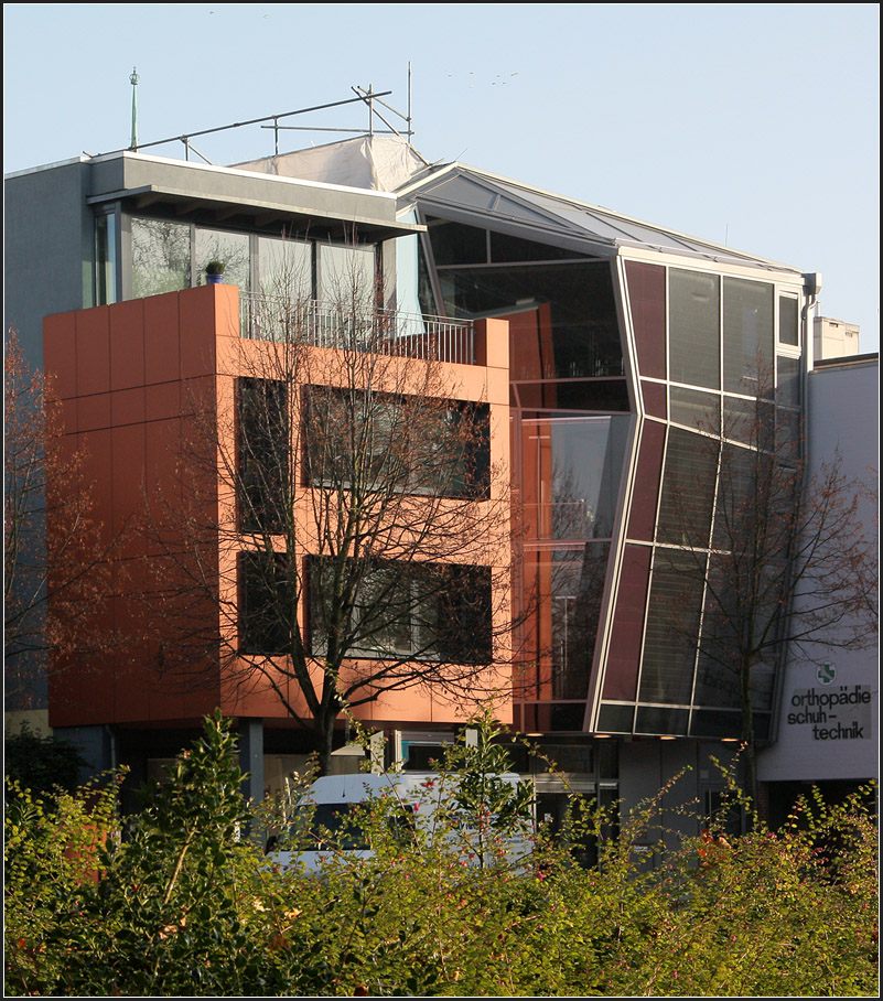 . Das 'Schlaue Haus' in Oldenburg -

Das 'Schlaue Haus' und sein ebenfalls moderner Nachbar.

November 2013 (Matthias)