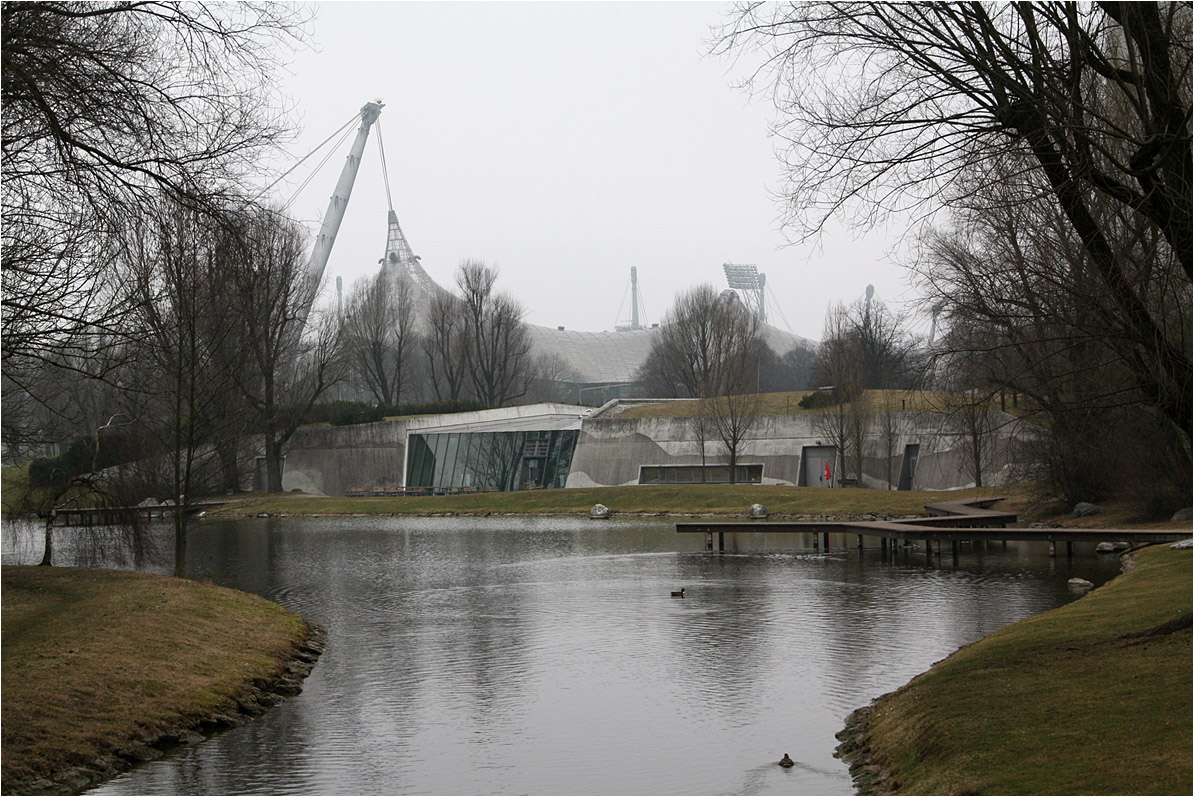 . Das Sea Life Center im Olympiapark in München -

Ansicht von Südosten. Im Hintergrund die Olympia-Schwimmhalle.

März 2015 (Matthias)