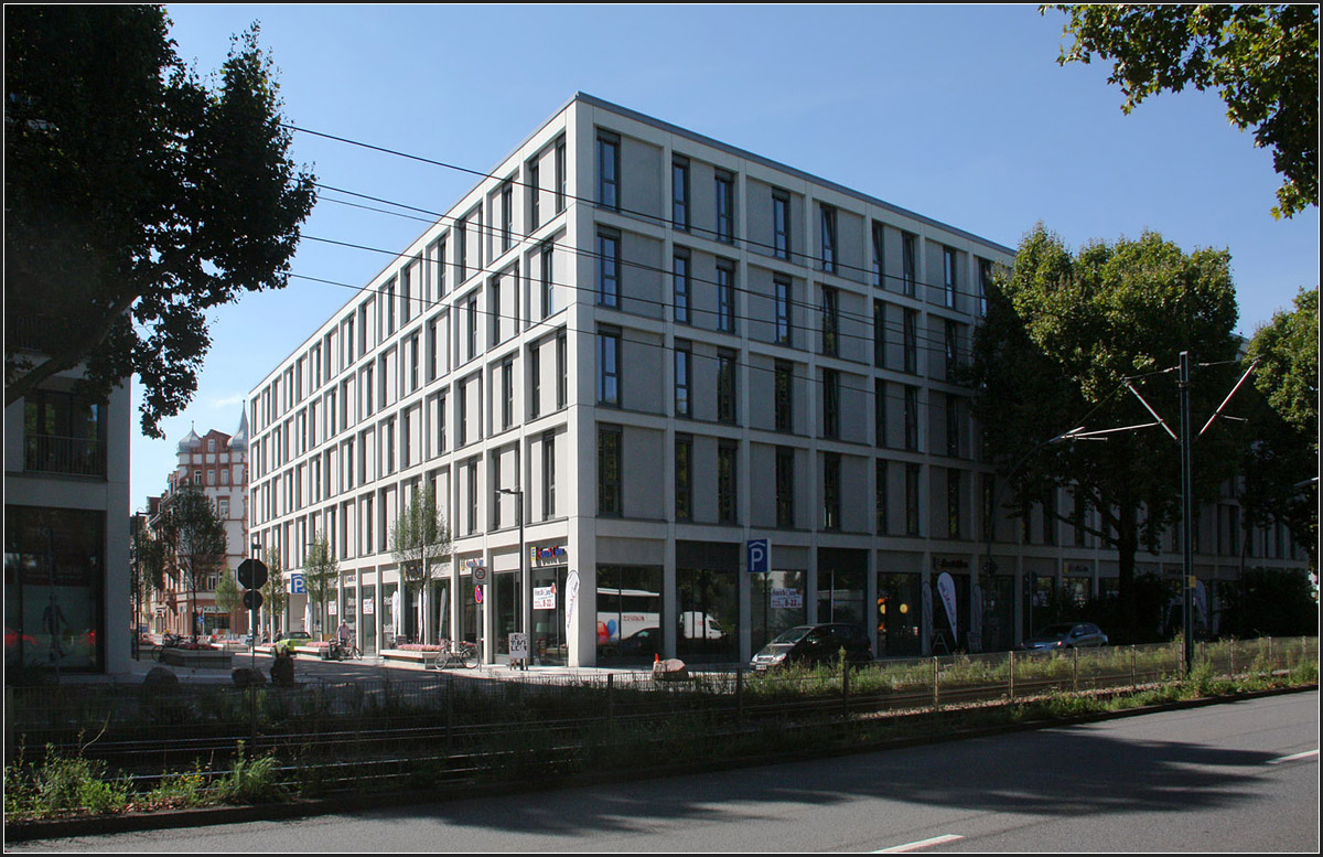 . Der Kurfürstenhof in Heidelberg -

Im Gegensatz zum Kurfürsten Carré befinden sich in den Obergeschossen des Kurfürsten Hofes Büros. 

August 2014 (Matthias)