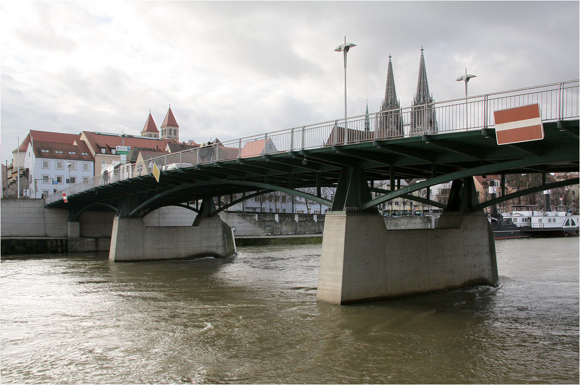 . Die Eiserne Brücke in Regensburg -

Die Straßenbrücke über die Donau wurde 1991 eingeweiht. Konstruiert wurde sie vom Ingenieurbüro Mayr Ludescher Partnerin Arbeitsgemeinschaft mit Auer und Weber.

http://www.auer-weber.de/de/projekte/details/eiserne-bruecke-regensburg.html

http://mayr-ludescher.com/eiserne-bruecke-regensburg.html

Januar 2012 (Matthias)