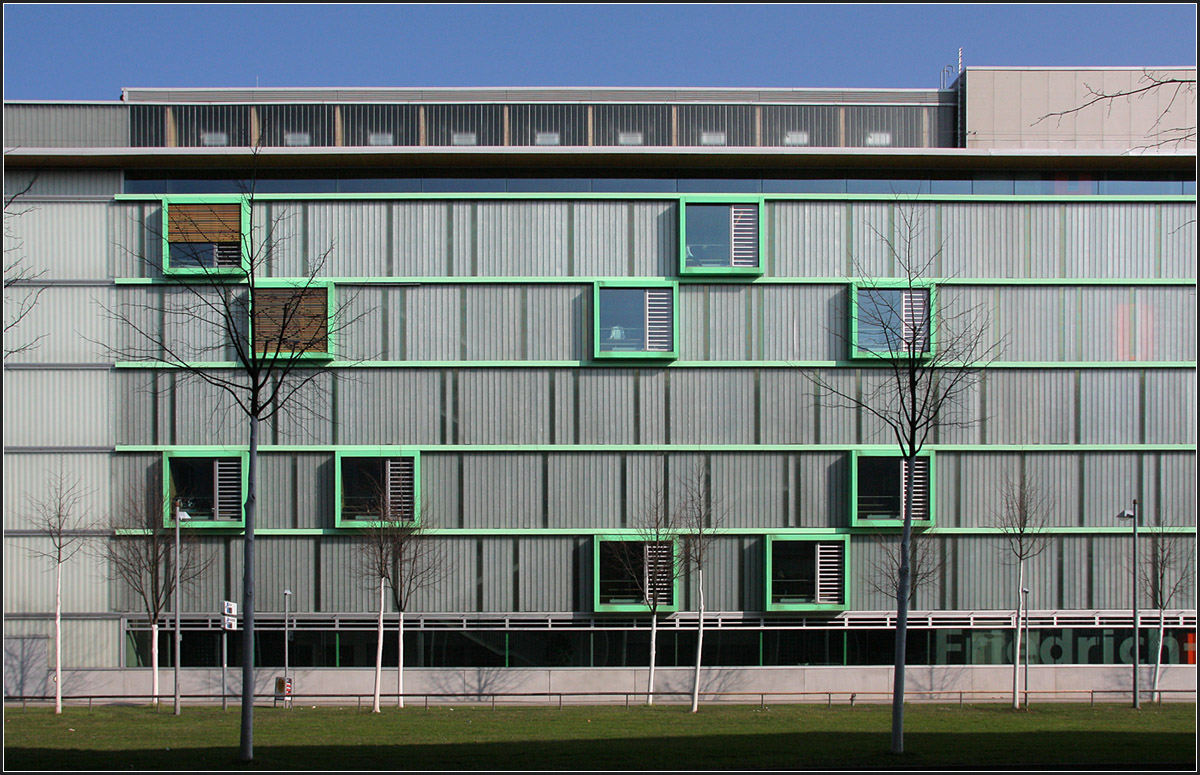 . Die Friedrich-List-Schule in Karlsruhe -

Das Spiel der grünen Fenster an der Ludwig-Erhard-Allee.

März 2011 (Matthias)