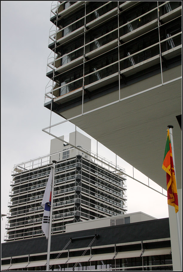 . Die Olivetti-Hochhäuser in Frankfurt am Main -

Umlaufende Reinigungs- und Fluchbalkone mit Verschattungselementen.

September 2014 (Matthias)