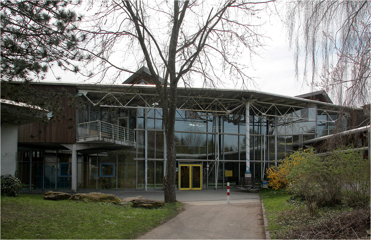 . Die Schäfersfeldschule, Werkrealschule in Lorch -

Die zentrale Halle öffnet sich mit eine großen Glaswand in Richtung Nordosten. Dort befindet sich auch der Eingang. Das Schulgelände wird von öffentlichen Fußwegen durchzogen.

April 2010 (Matthias)