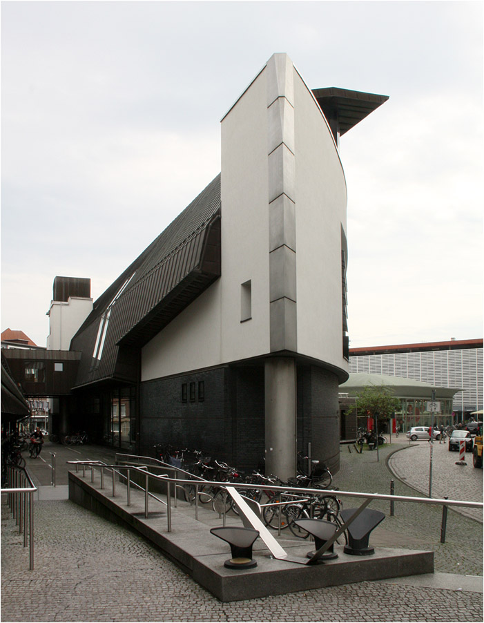 . Die Stadtbücherei in Münster -

Der schiffförmige Soltiärbau, der im Untergeschoss und über eine Brücke mit dem anderen Bauteil verbunden ist.

Oktober 2014 (Matthias)