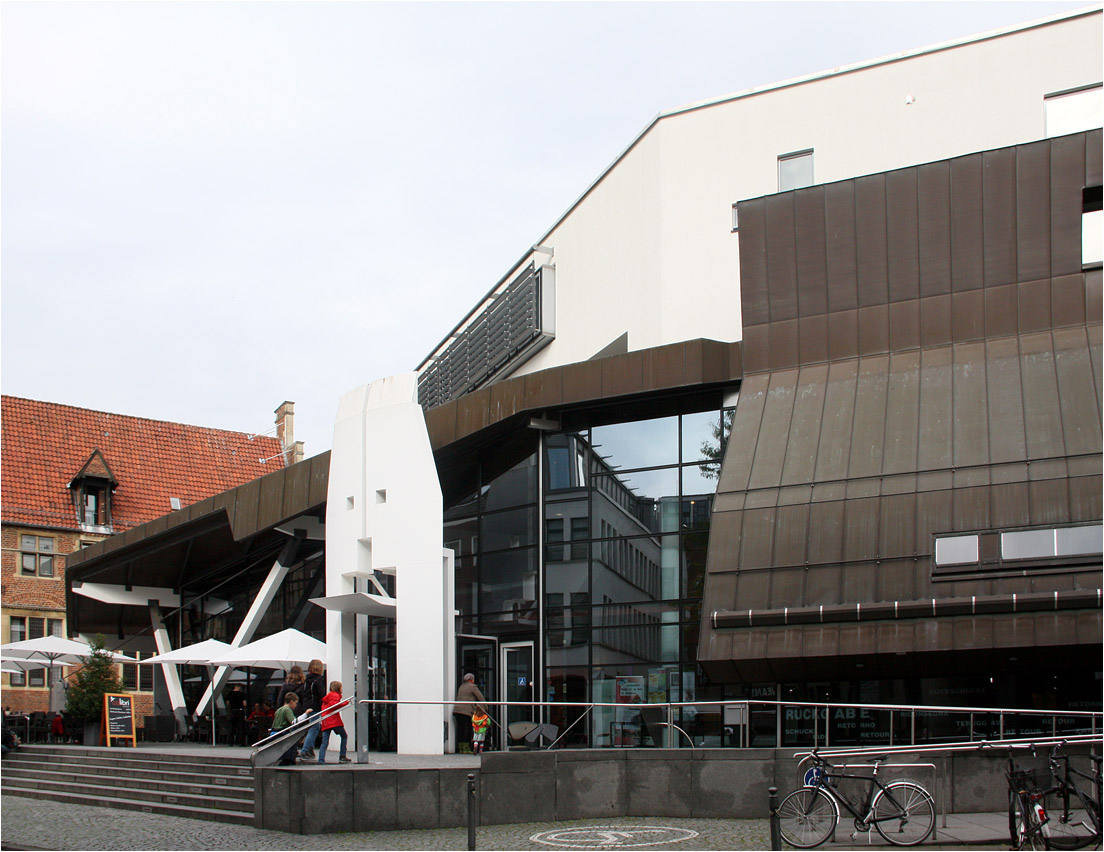 . Die Stadtbücherei in Münster -

Teile der Fassade sind mit einer Kupferschürze versehen.

Oktober 2014 (Matthias)