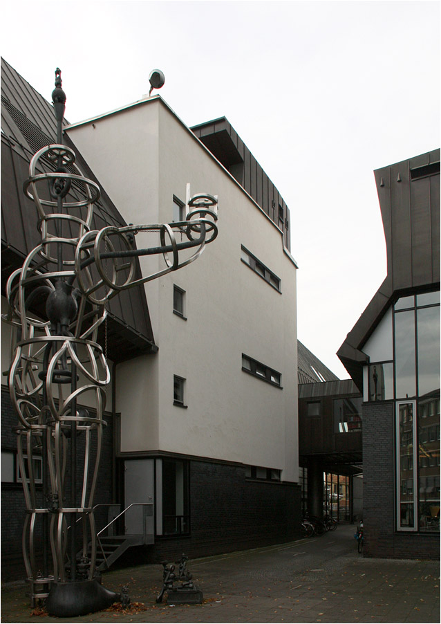 . Die Stadtbücherei in Münster -

Zwischen den beiden Bauteilen entstand ein Gasse (Bibliotheksgasse), die den Alfred-Fledchtheim-Platz mit der Mauritzstraße verbindet. Hier von Osten von der Mauritzstraße aus gesehen.

Oktober 2014 (Matthias)