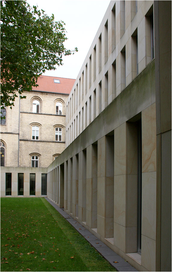 . Diözesanbibliothek und Erweiterung des Liudgerhauses in Münster -

Im Rahmen der Erweiterung des Liudgerhauses entstand eine Art Kreuzgang.

Oktober 2014 (Matthias)