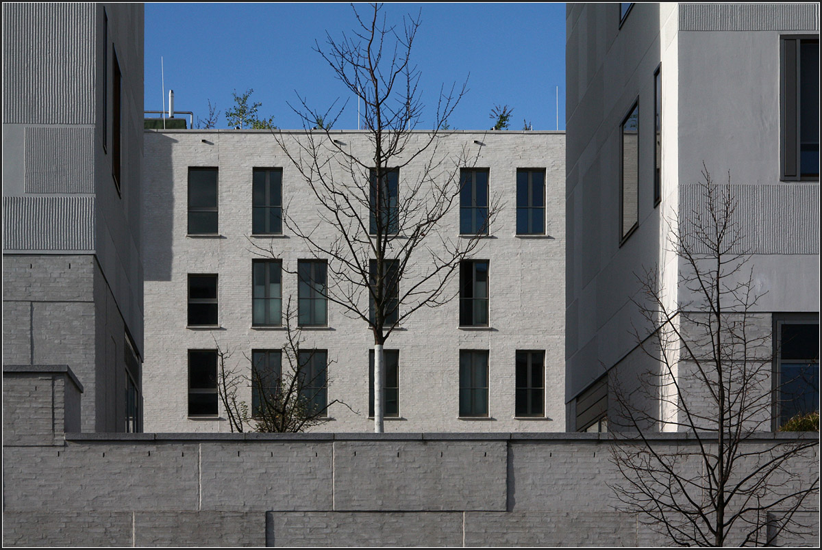 . Drei Wohngebäude auf dem Stuttgarter Killesberg -

Blick zwischen den O&O Baukunst Wohngebäude zu einem der Häuser von KCAP.

November 2015 (M)