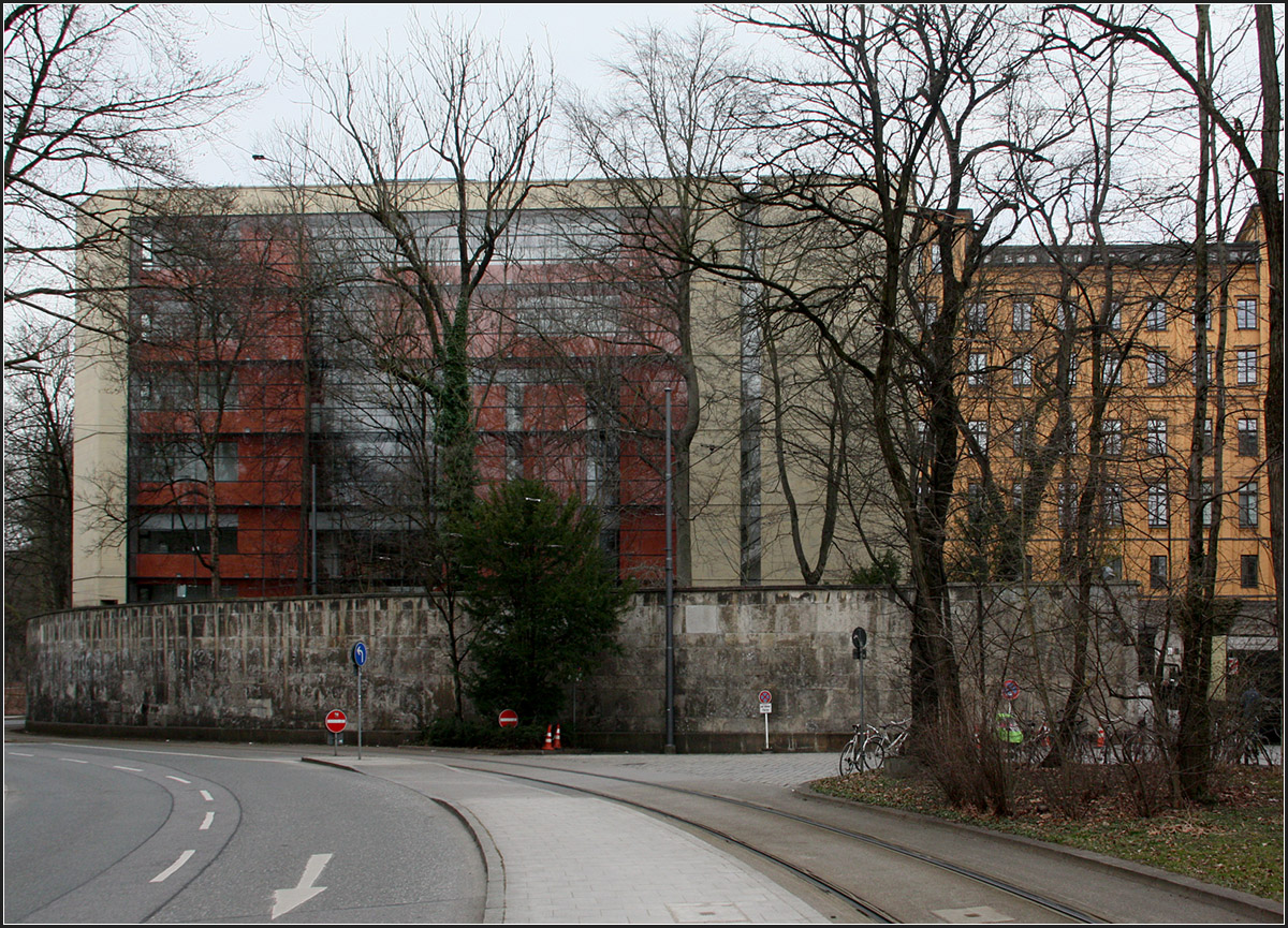 . Erweiterung des Bayerischen Landtages, Maximilianeum München -

Die Erweiterungsbauten verstecken sich hinter Bäumen.

März 2015 (Matthias)