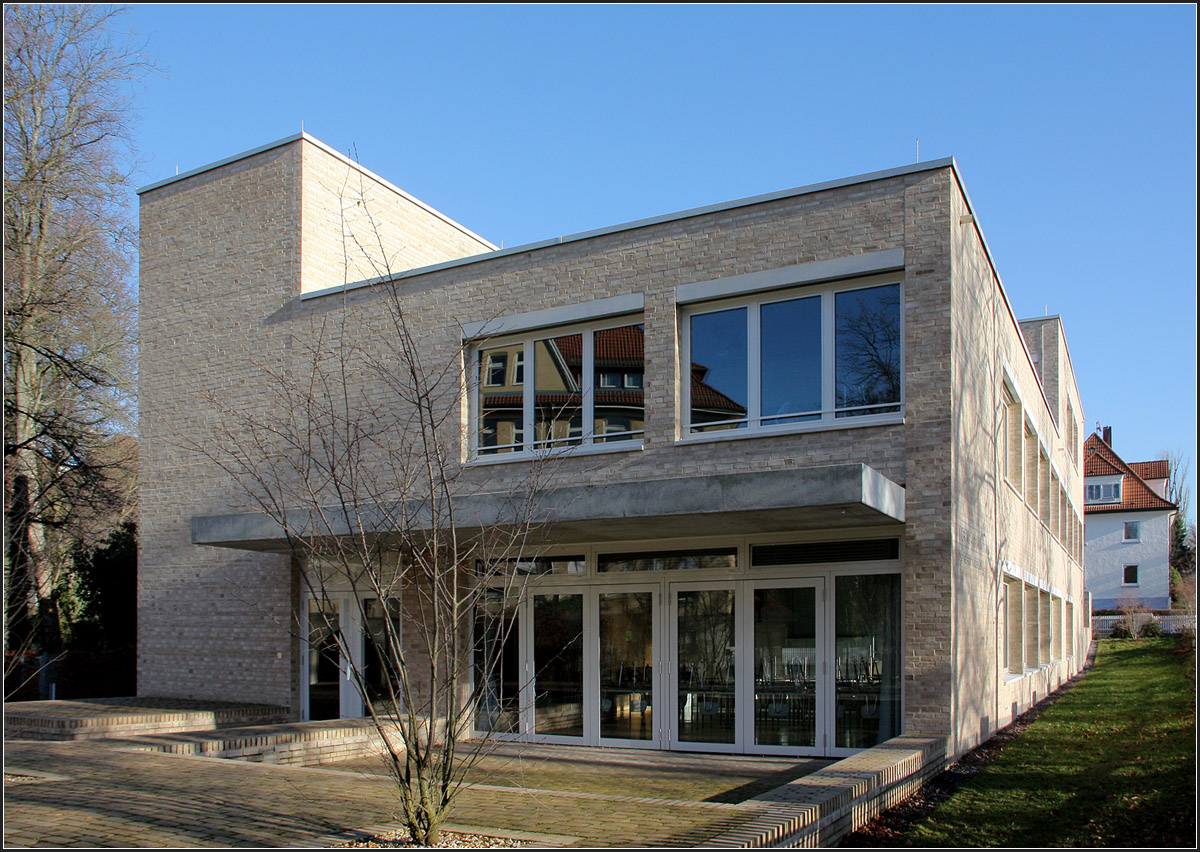 . Erweiterung Mörike-Gymnasium Göppingen -

In den Fenster spiegelt sich der Altbau von Paul Bonatz.

Januar 2013 (Matthias)