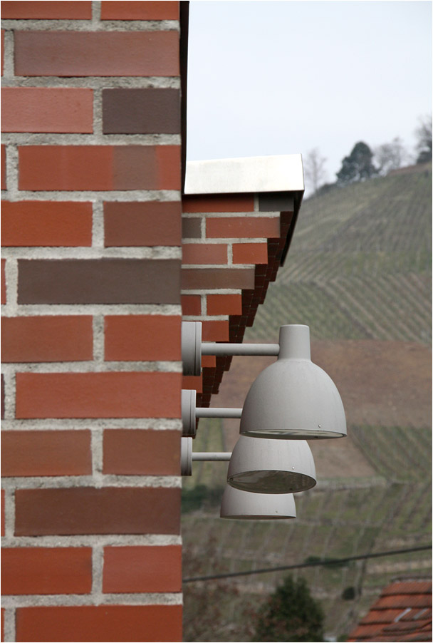 . Evangelisches Gemeindehaus in Stuttgart-Uhlbach - 

Detail Beleuchtung und Markierung des Einganges.

März 2015 (Matthias)