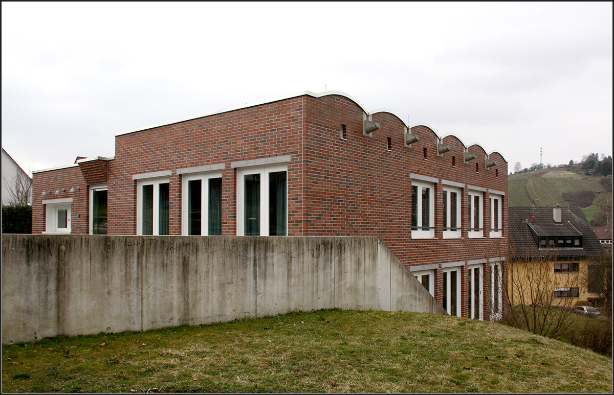 
. Evangelisches Gemeindehaus in Stuttgart-Uhlbach - 

Zwischen den einzelnen Bögen des Daches finden sich Wasserspeier. Ansicht von Nordosten.

März 2015 (Matthias)