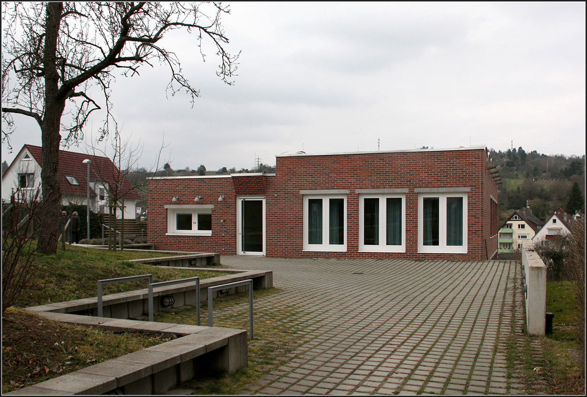 
. Evangelisches Gemeindehaus in Stuttgart-Uhlbach - 

Ansicht von Osten mit dem Haupteingang.

März 2015 (Matthias)