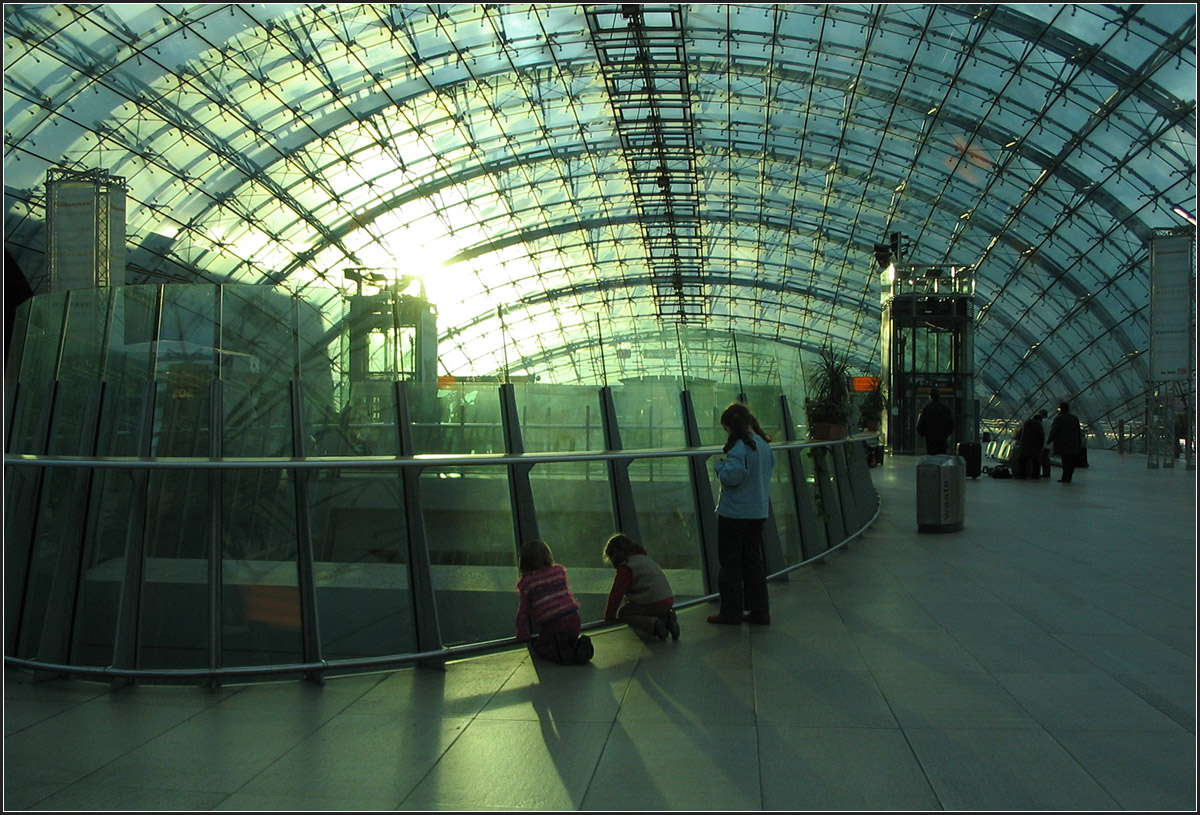 . Fernbahnhof Flughafen Frankfurt -

Damals konnte noch die Abendsonne unter der Glaskuppel erlebt werden.

Februar 2005 (Jonas)