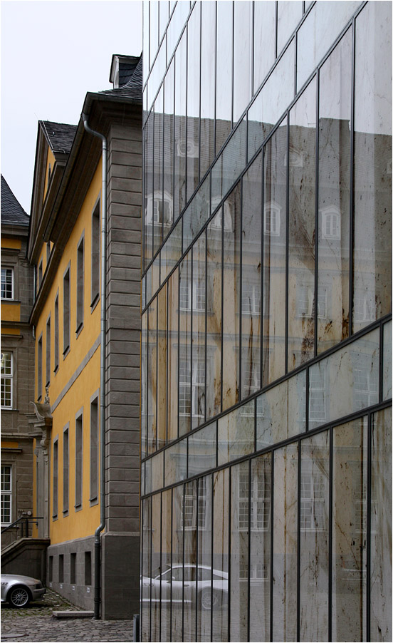 . Folkwang Bibliothek in Essen-Werden -

Die barocken Nachbarbauten spiegeln sich in der Glasfassade.

Oktober 2014 (Matthias)