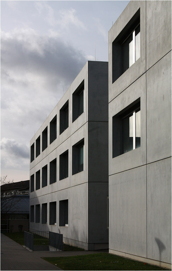 . Forschungszentrum Uni Stuttgart -

Ostfassade. 

November 2015