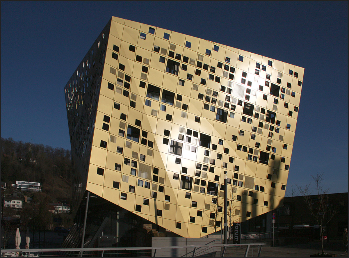 
. Forum Gold und Silber in Schwäbisch Gmünd -

Die Sonne reflektiert sich mehrfach auf der Südfassade.

Dezember 2015 (M)