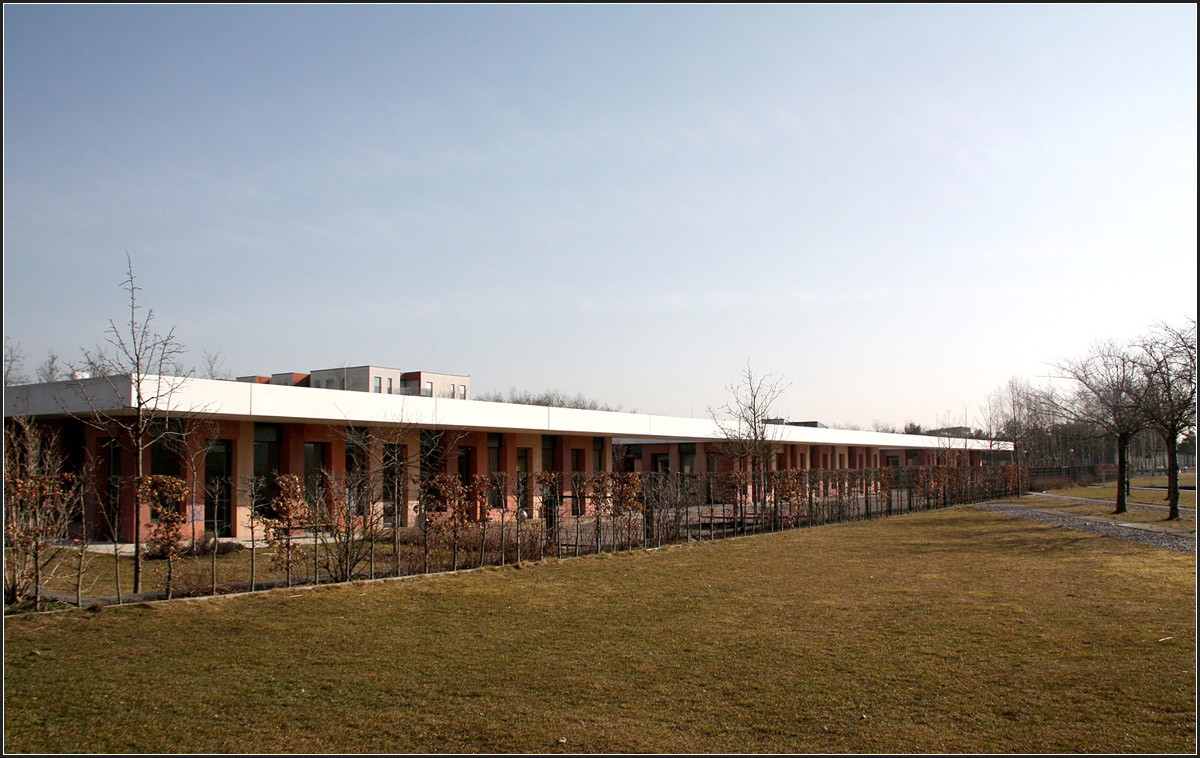 . Grundschule Helsinkistraße in München-Messestadt Riem -

Die lange Südfassade zum Park.

März 2015 (Matthias)
