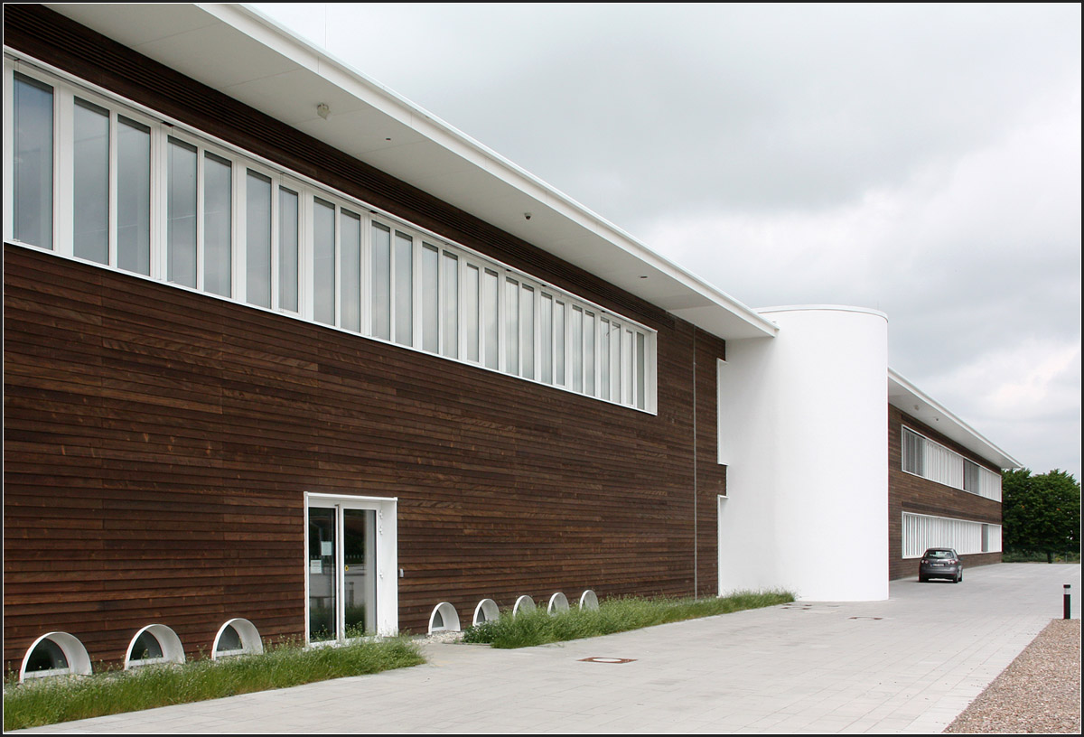. Gymnasium Buchloe -

Die kleine halbrunden Fenster auf Fußbodenhöhe, ein Detail das zu LRO-Architekten passt.

Mai 2014 (Matthias)