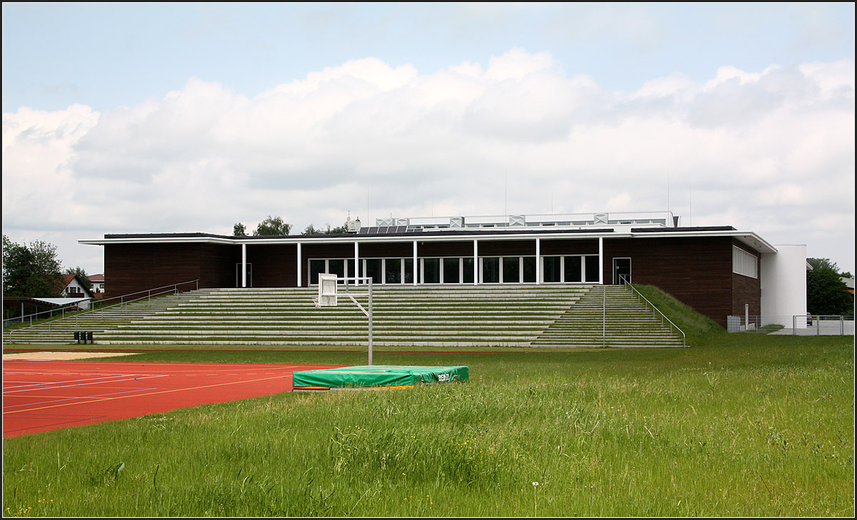 . Gymnasium Buchloe -

Nach Süden in Richtung Autobahn befindet sich die in den Bau integrierte Sporthalle mit der großen Freitreppe.

Mai 2014 (Matthias)