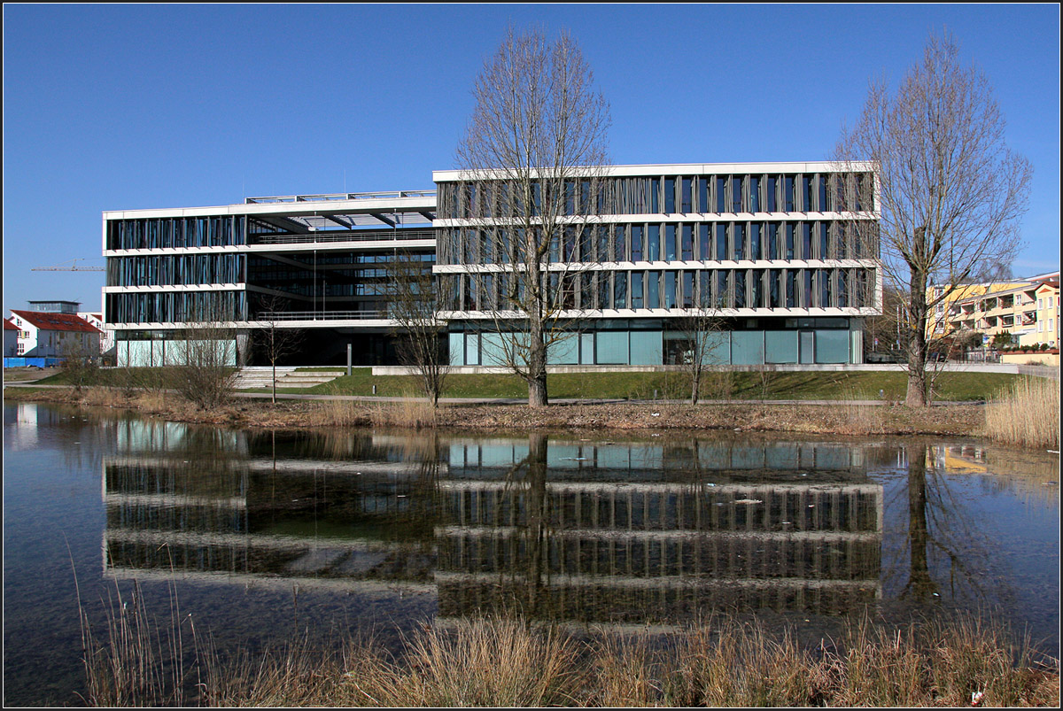 . Hauptverwaltung der Schwenninger BKK in Villingen-Schwenningen -

Das Gebäude spiegelt sich in dem benachbarten kleinen See.

März 2011 (Matthias)