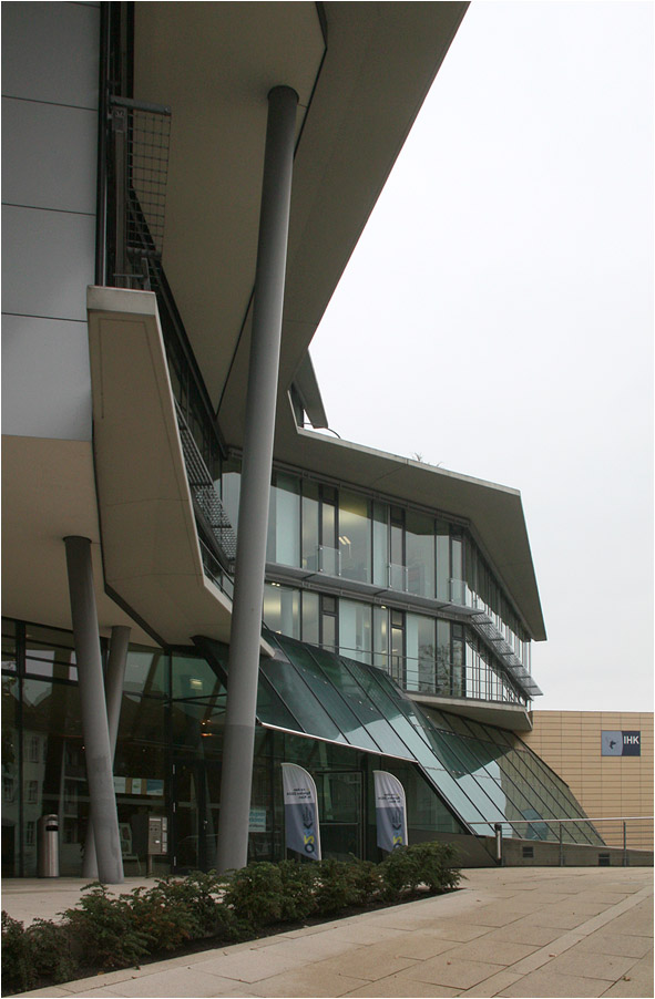 
. Haus der Wirtschaft der IHK in Kiel -

Im Innern gibt es ein über fünf Stockwerke reichendes Atrium mit eingehängten Wendeltreppen.

Oktober 2015 (M)