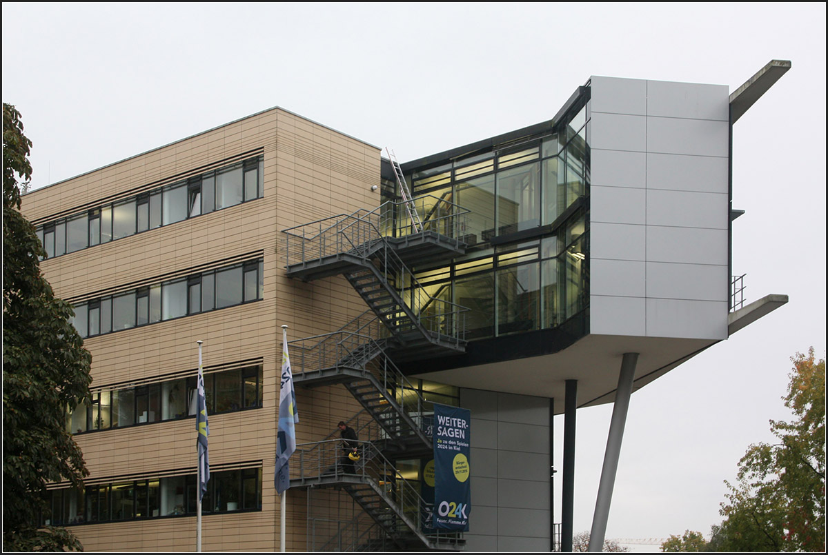 
. Haus der Wirtschaft der IHK in Kiel -

Der nach Norden ausgerichtet Bauteil zeigt sich als Quader und ist weniger verglast.

Oktober 2015 (M)