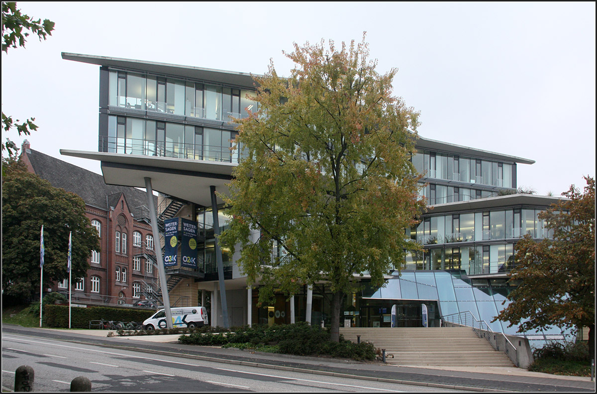 
. Haus der Wirtschaft der IHK in Kiel -

Die Südfassade ist komplett verglast.

Oktober 2015 (M)